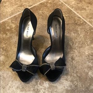 Black pumps with rhinestone bow